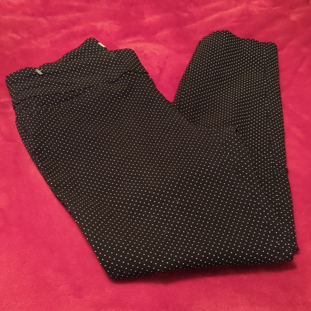 VAN HEUSEN BLACK /WHITEN POLKA DOT STRETCH EXTENSIBLE PANTS SIZE 10 SHORT